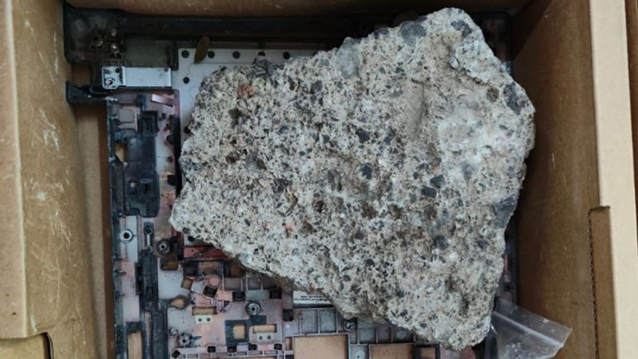 Online లో ల్యాప్ టాప్ ఆర్డర్ చేస్తే కంకరాయి డెలివరీలో వచ్చింది..సోషల్ మీడియాలో వైరల్ వీడియో..