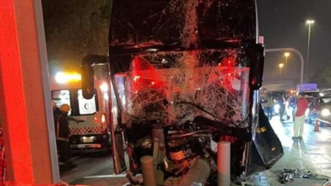 സൗദിയില് ബസ് പാലത്തിലിടിച്ച് രണ്ട് മരണം സൗദിയില് ബസ് പാലത്തിലിടിച്ച് രണ്ട് മരണം