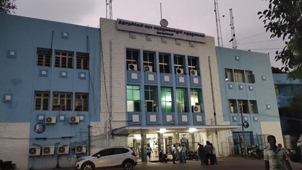 முன்விரோதம் காரணமாக ஏற்பட்ட தகராறு... இருவருக்கு அரிவாள் வெட்டு... திருநெல்வேலியில் பரபரப்பு!! முன்விரோதம் காரணமாக ஏற்பட்ட தகராறு... இருவருக்கு அரிவாள் வெட்டு... திருநெல்வேலியில் பரபரப்பு!!