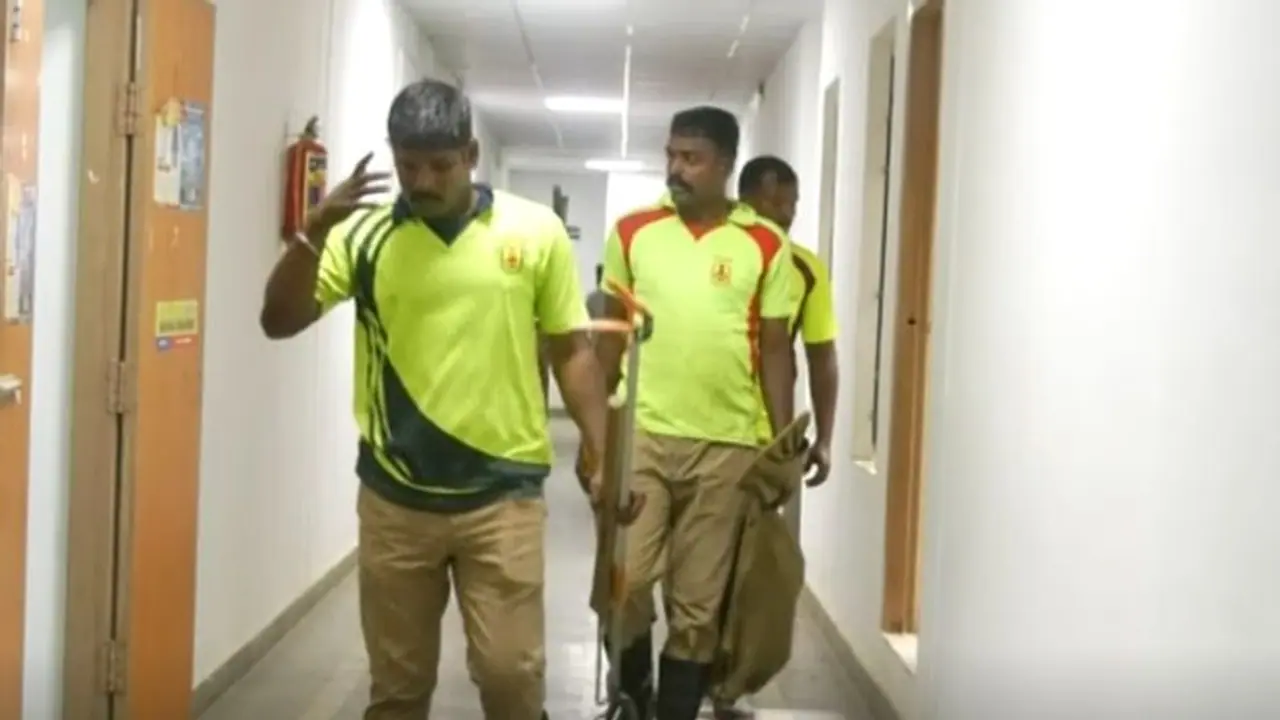 நெல்லை மாவட்ட ஆட்சியர் அலுவலகத்தில் புகுந்த பாம்பு.. அலறியடித்துக்கு கொண்டு ஓடிய ஊழியர்கள்..! நெல்லை மாவட்ட ஆட்சியர் அலுவலகத்தில் புகுந்த பாம்பு.. அலறியடித்துக்கு கொண்டு ஓடிய ஊழியர்கள்..!