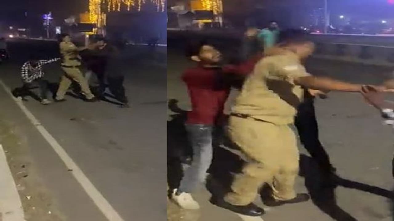 बीच सड़क पुलिसवाले को पीटने का वीडियो वायरल, 4 लड़कों को एक बाइक पर जाने से था रोका बीच सड़क पुलिसवाले को पीटने का वीडियो वायरल, 4 लड़कों को एक बाइक पर जाने से था रोका