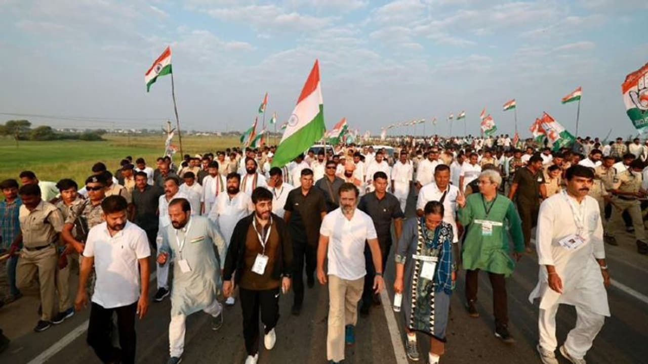 Rahul Gandhi: 4 நாட்களுக்குப்பின்! தெலங்கானாவில் ராகுல் காந்தியின் பாரத் ஜோடோ நடைபயணம் தொடர்ந்தது Rahul Gandhi: 4 நாட்களுக்குப்பின்! தெலங்கானாவில் ராகுல் காந்தியின் பாரத் ஜோடோ நடைபயணம் தொடர்ந்தது