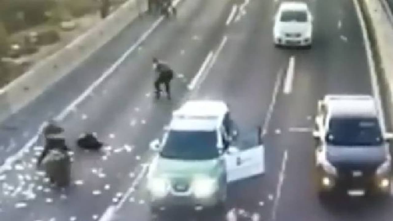 സിനിമയെ വെല്ലുന്ന രംഗം, കള്ളന്മാരെ പിന്തുടർന്ന് പൊലീസ്, റോഡ് നിറയെ പണം സിനിമയെ വെല്ലുന്ന രംഗം, കള്ളന്മാരെ പിന്തുടർന്ന് പൊലീസ്, റോഡ് നിറയെ പണം