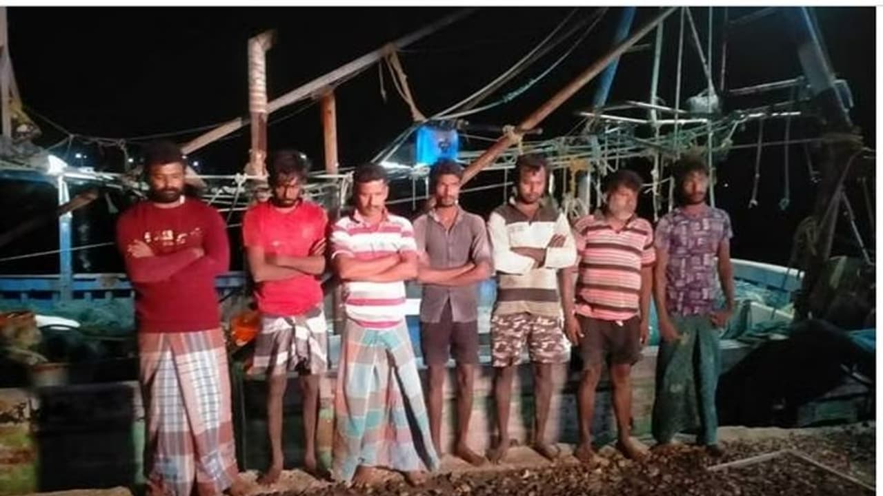 எல்லை தாண்டியதாக ராமேசுவரம் மீனவர்கள் 7 பேர் இலங்கை கடற்படையினரால் கைது.. 