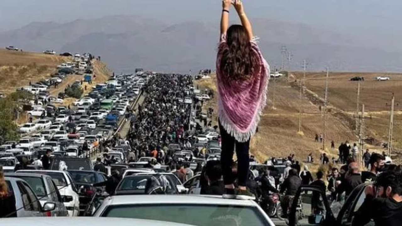 മഹ്‌സ അമിനിയുടെ നാൽപ്പതാം ചരമദിനത്തിൽ ഇറാനിൽ വൻ പ്രതിഷേധം: പൊലീസ് നടപടിയിൽ നൂറുകണക്കിന് പേര്‍ക്ക് പരിക്ക് 