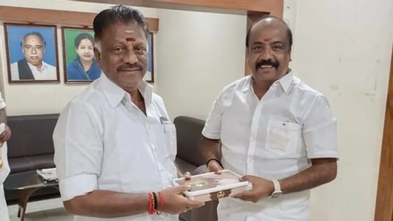 எரிமலை போன்றவர் ஓபிஎஸ்.. உடனே வெடிக்க மாட்டார்.. வெயிட் அண்ட் சீ.. மருது அழகுராஜ்..! எரிமலை போன்றவர் ஓபிஎஸ்.. உடனே வெடிக்க மாட்டார்.. வெயிட் அண்ட் சீ.. மருது அழகுராஜ்..!