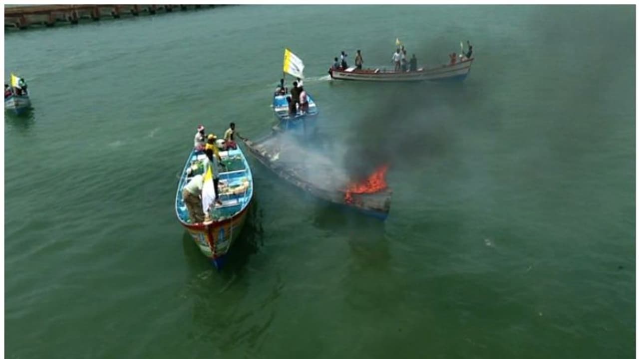 വിഴിഞ്ഞത്ത് വള്ളം കത്തിച്ച് പ്രതിഷേധം; പൊലീസ് ബാരിക്കേഡുകള്‍ കടലിലെറിഞ്ഞ് പ്രതിഷേധക്കാര്‍
