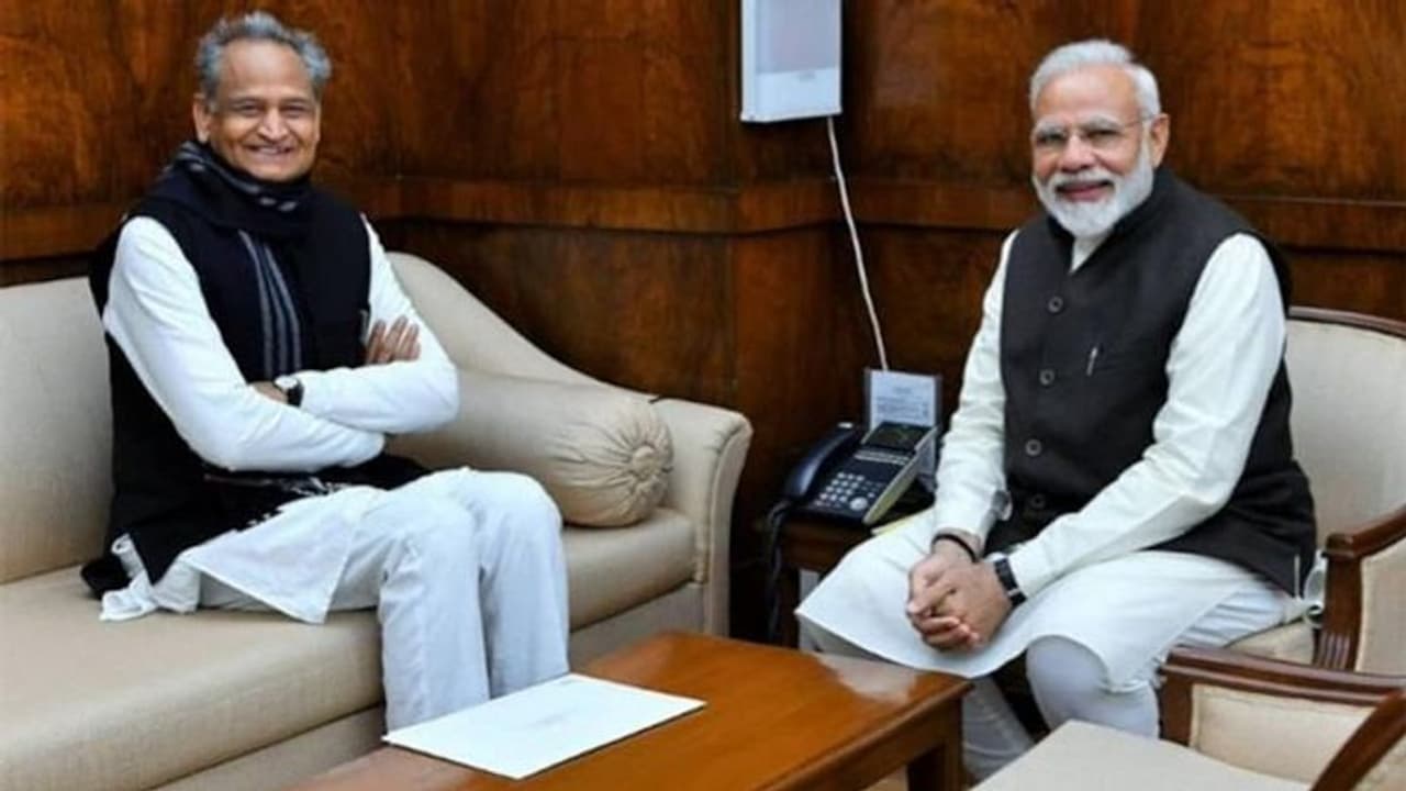 प्रधानमंत्री मोदी के राजस्थान दौरे से पहले CM गहलोत ने खेला मास्टर स्ट्रोक, PM के पाले में ऐसे फेंक दी गेंद प्रधानमंत्री मोदी के राजस्थान दौरे से पहले CM गहलोत ने खेला मास्टर स्ट्रोक, PM के पाले में ऐसे फेंक दी गेंद