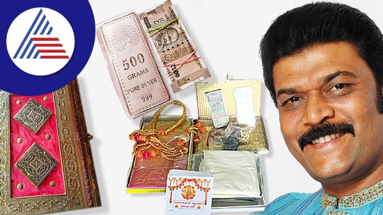 ಹೊಸಪೇಟೆ: ಜನಪ್ರತಿನಿಧಿಗಳಿಗೆ ದುಬಾರಿ ಮೊತ್ತದ ದೀಪಾವಳಿ ಗಿಫ್ಟ್‌ ನೀಡಿದ ಆನಂದ ಸಿಂಗ್