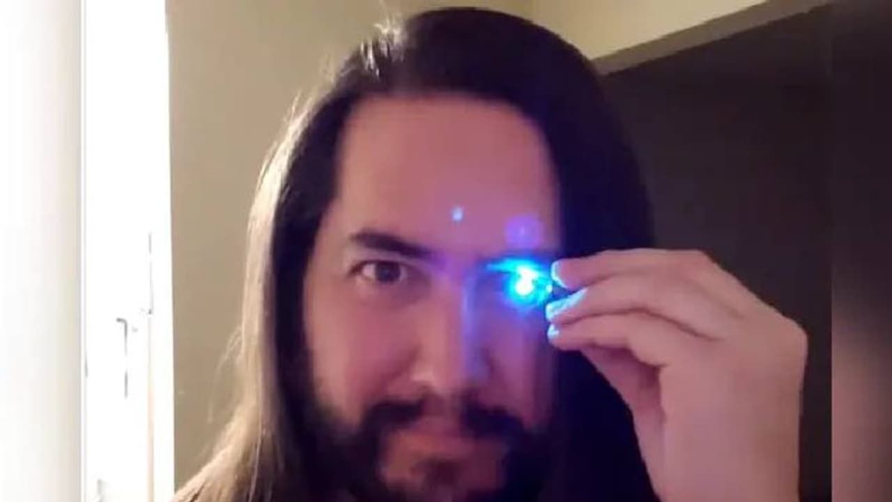 കാൻസർ ബാധിച്ച് നഷ്ടപ്പെട്ട കണ്ണ് ഫ്ലാഷ് ലൈറ്റ് ആക്കി മാറ്റി യുവാവ്