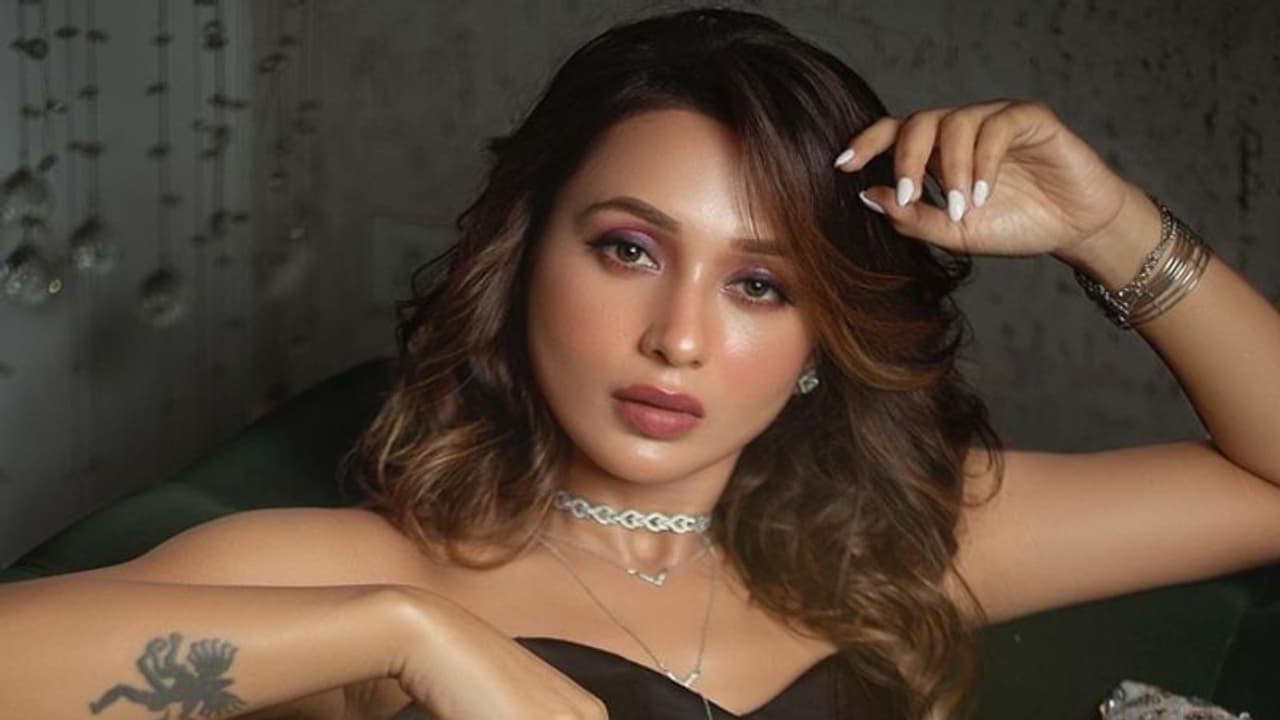 ব্রালেটে ‘বোল্ড’ মিমি ও! ভাইফোঁটার সকালে উষ্ণতা ছড়ালেন খোলামেলা পোশাকে 