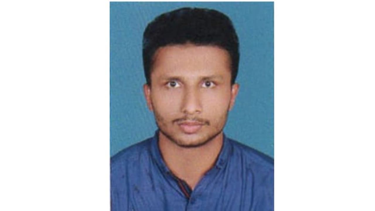 നിയമം പാലിച്ചില്ലെന്ന്; ബൈക്കിന്റെ താക്കോലൂരിയ പൊലീസുകാരന് യുവാവിന്റെ ജോലി പ്രതീക്ഷകള്ക്ക് തടയിട്ടു നിയമം പാലിച്ചില്ലെന്ന്; ബൈക്കിന്റെ താക്കോലൂരിയ പൊലീസുകാരന് യുവാവിന്റെ ജോലി പ്രതീക്ഷകള്ക്ക് തടയിട്ടു