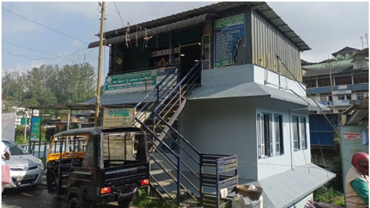 പഞ്ചായത്ത് ശുചിമുറിക്ക് മുകളില് അനധികൃതമായി നിര്മ്മിച്ച കട മുറികള് പൊളിച്ച് നീക്കാന് ഉത്തരവ് പഞ്ചായത്ത് ശുചിമുറിക്ക് മുകളില് അനധികൃതമായി നിര്മ്മിച്ച കട മുറികള് പൊളിച്ച് നീക്കാന് ഉത്തരവ്