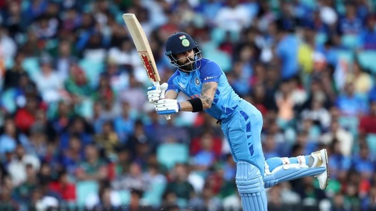 ട്വന്റി 20 ലോകകപ്പ്: അപൂര്വ നേട്ടത്തില് വിരാട് കോലി; 16 റണ്സ് കൂടി നേടിയാല് ശരിക്കും കിംഗ് ട്വന്റി 20 ലോകകപ്പ്: അപൂര്വ നേട്ടത്തില് വിരാട് കോലി; 16 റണ്സ് കൂടി നേടിയാല് ശരിക്കും കിംഗ്