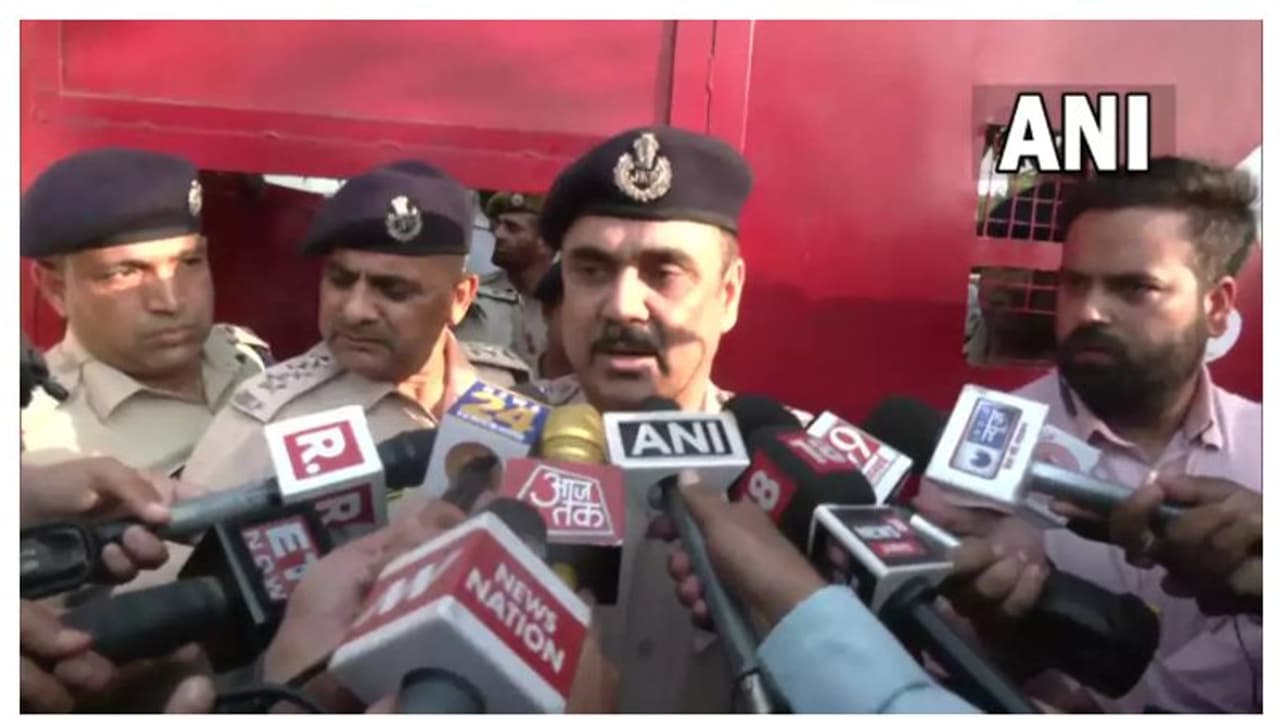 আতঙ্কের ভূস্বর্গ, জম্মু কাশ্মীরের ট্যাক্সি স্ট্যান্ড থেকে উদ্ধার হলো ১৮ টি ডেটোনেটর আতঙ্কের ভূস্বর্গ, জম্মু কাশ্মীরের ট্যাক্সি স্ট্যান্ড থেকে উদ্ধার হলো ১৮ টি ডেটোনেটর