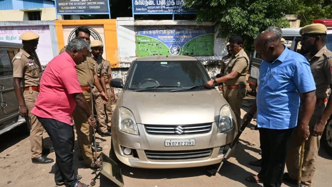 சாலையில் கேட்பாரற்று இருந்த கார் மற்றும் பைக்குகள்… காவல்துறையினர் கைப்பற்றி தீவிர விசாரணை!!