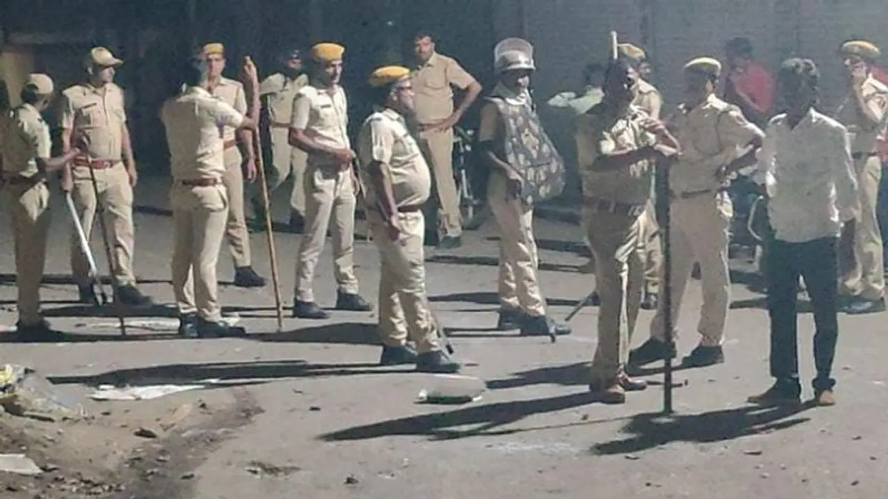 ವಿದ್ಯಾರ್ಥಿನಿ ನೀರಿನ ಬಾಟಲಿಯೊಳಗೆ ಮೂತ್ರ ಬೆರೆಸಿದ ಕಿಡಿಗೇಡಿಗಳು, ಶುರುವಾಯ್ತು ಕೋಮು ಸಂಘರ್ಷ! ವಿದ್ಯಾರ್ಥಿನಿ ನೀರಿನ ಬಾಟಲಿಯೊಳಗೆ ಮೂತ್ರ ಬೆರೆಸಿದ ಕಿಡಿಗೇಡಿಗಳು, ಶುರುವಾಯ್ತು ಕೋಮು ಸಂಘರ್ಷ!