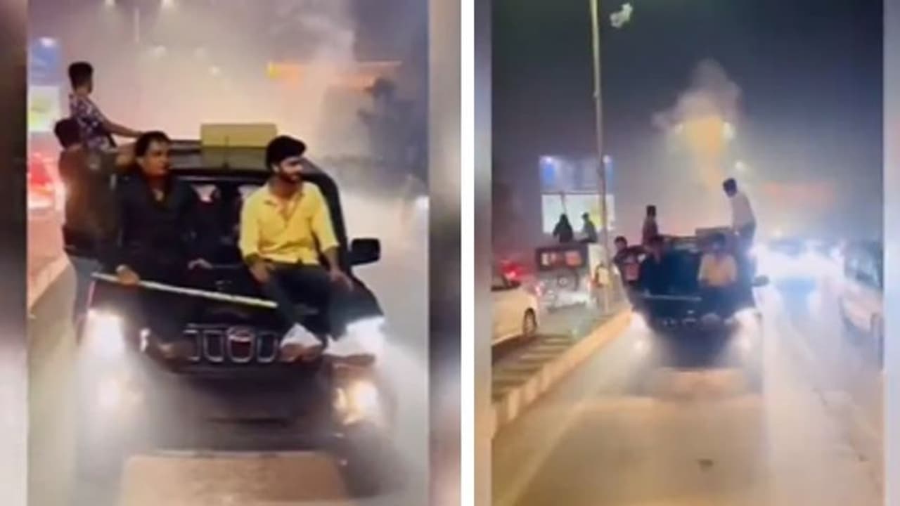 വാഹനത്തിന് മുകളില് അതിസാഹസം; പിറ്റേന്ന് തന്നെ സംഭവത്തിന് 'ട്വിസ്റ്റ്' വാഹനത്തിന് മുകളില് അതിസാഹസം; പിറ്റേന്ന് തന്നെ സംഭവത്തിന് 'ട്വിസ്റ്റ്'