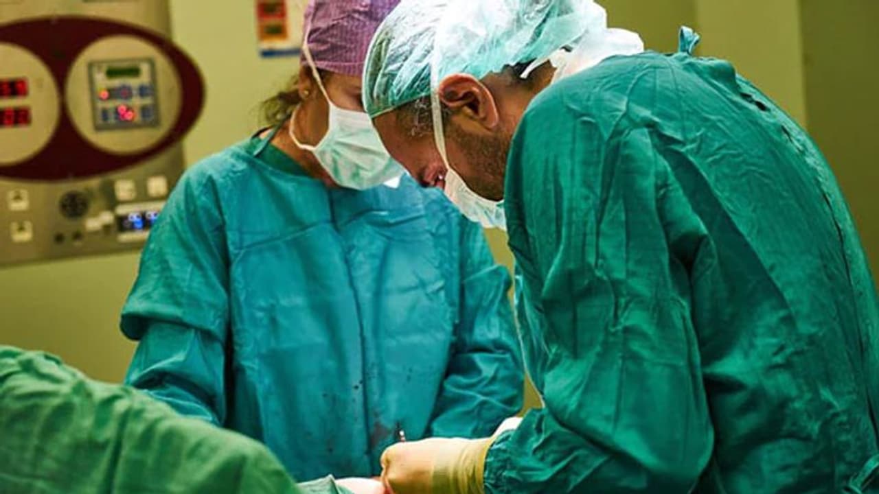 Amazing News:धीरे धीरे आवाज जा रही थी, खाना नहीं निगल पा रहा था, चेकअप हुआ, तो निकला Coconut size का ट्यूमर Amazing News:धीरे धीरे आवाज जा रही थी, खाना नहीं निगल पा रहा था, चेकअप हुआ, तो निकला Coconut size का ट्यूमर