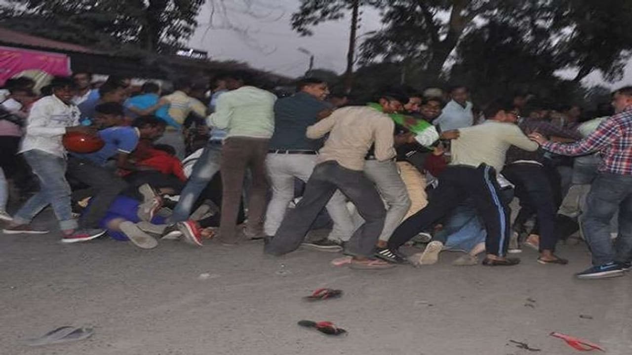 शोभायात्रा के दौरान बैलून में गैस भरने वाले सिलेंडर में ब्लास्ट, एक युवक के उड़े चीथड़े, दो दर्जन लोग गंभीर शोभायात्रा के दौरान बैलून में गैस भरने वाले सिलेंडर में ब्लास्ट, एक युवक के उड़े चीथड़े, दो दर्जन लोग गंभीर