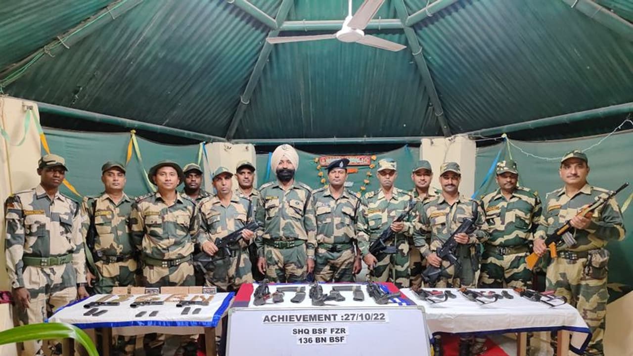 ఇండియా పాక్ బార్డర్ లో ఆయుధాల పట్టివేత.. ఏకే 47 రైఫిల్స్, పిస్టల్స్, బుల్లెట్లను స్వాధీనం చేసుకున్న బీఎస్ఎఫ్ ఇండియా పాక్ బార్డర్ లో ఆయుధాల పట్టివేత.. ఏకే 47 రైఫిల్స్, పిస్టల్స్, బుల్లెట్లను స్వాధీనం చేసుకున్న బీఎస్ఎఫ్