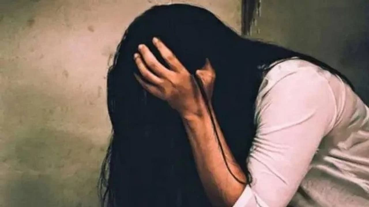 गोरखपुर: दुकान पर सामान लेने गई किशोरी से 5 युवकों ने की दरिंदगी, मुंह में कपड़ा ठूंसकर दिया वारदात को अंजाम गोरखपुर: दुकान पर सामान लेने गई किशोरी से 5 युवकों ने की दरिंदगी, मुंह में कपड़ा ठूंसकर दिया वारदात को अंजाम