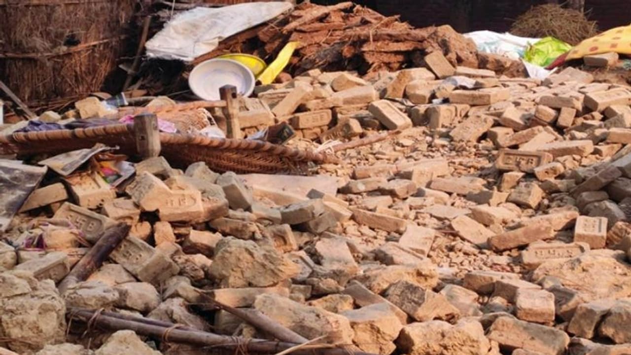 बाराबंकी: कच्ची दीवार गिरने से 6 लोग दबे, ट्रामा सेंटर में इलाज के दौरान महिला की मौत