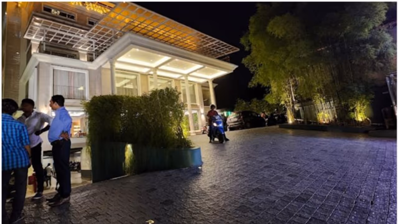 മദ്യപിച്ച ശേഷം പണം ഗൂഗിള്പേ വഴിയേ നല്കൂവെന്ന് തര്ക്കം; പിന്നാലെ കൂട്ടയടി, നാലുപേര്ക്ക് പരിക്ക് മദ്യപിച്ച ശേഷം പണം ഗൂഗിള്പേ വഴിയേ നല്കൂവെന്ന് തര്ക്കം; പിന്നാലെ കൂട്ടയടി, നാലുപേര്ക്ക് പരിക്ക്