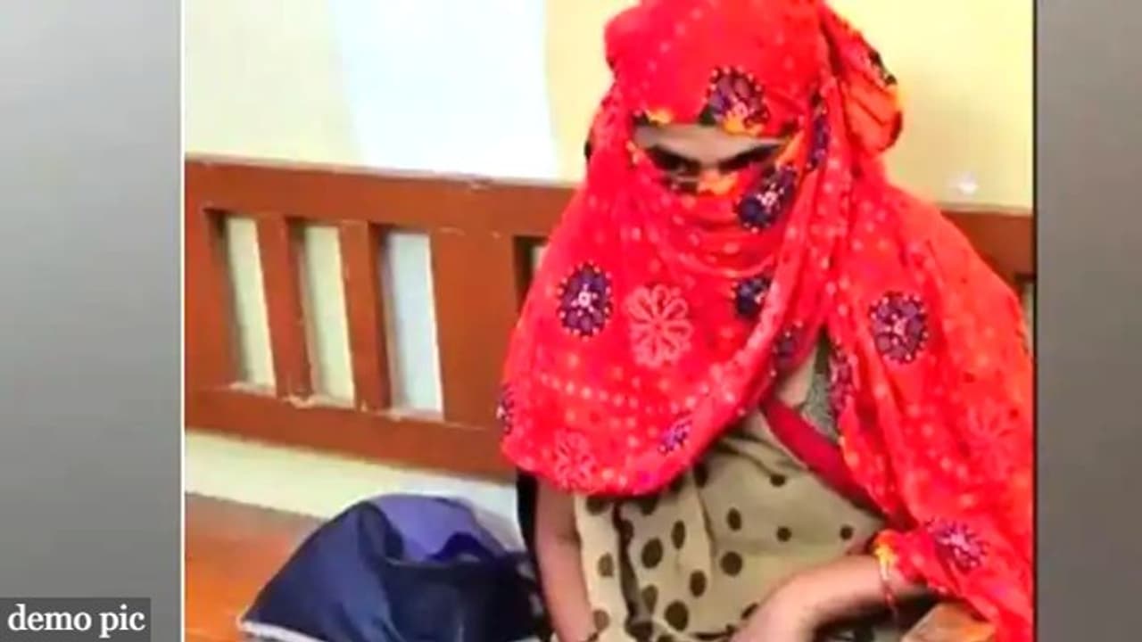 2 सगे भाइयों के साथ मिलकर पति ने किया पत्नी का गैंगरेप, काट दिए सिर के सारे बाल 2 सगे भाइयों के साथ मिलकर पति ने किया पत्नी का गैंगरेप, काट दिए सिर के सारे बाल