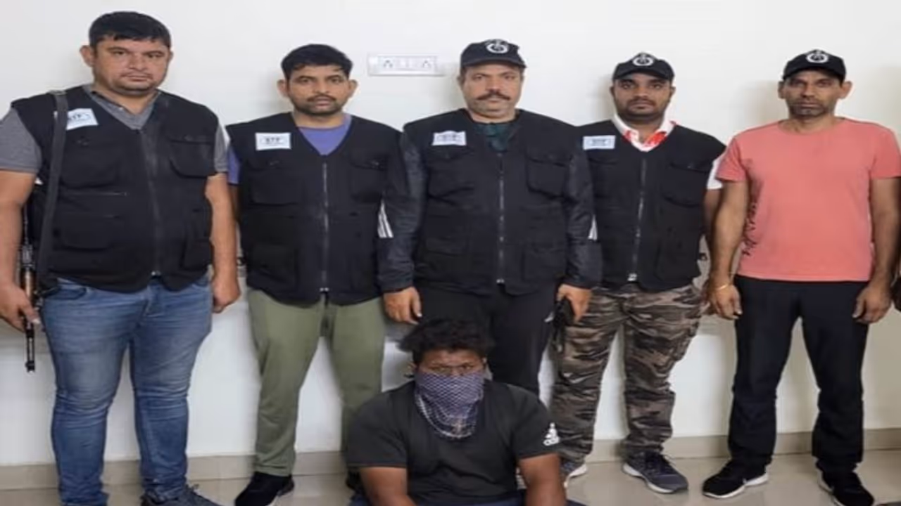 साथियों संग मिलकर किया ट्रक ड्राइवर का अपहरण, फिर लूट लिए थे 5 करोड़ के मोबाइल फोन साथियों संग मिलकर किया ट्रक ड्राइवर का अपहरण, फिर लूट लिए थे 5 करोड़ के मोबाइल फोन