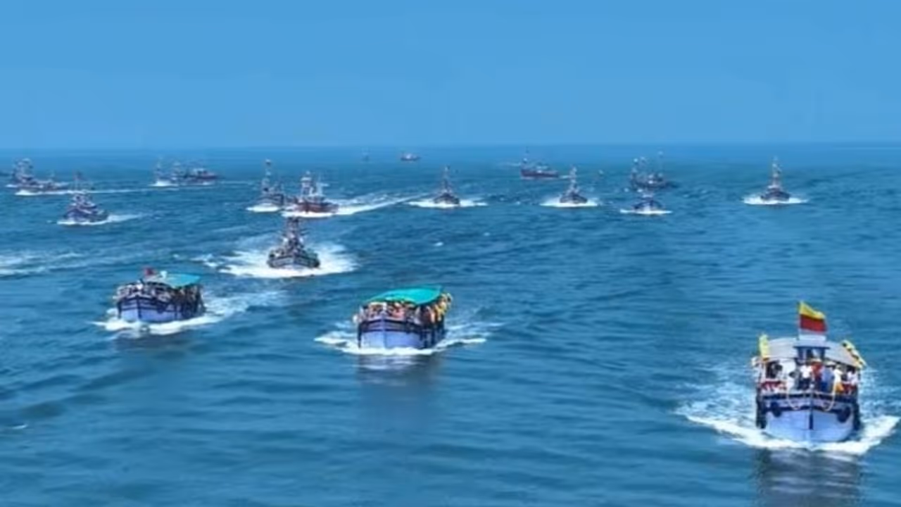 ಉಡುಪಿ: ಕಡಲಿನ ನಡುವೆ ನೂರಾರು ಬೋಟುಗಳಲ್ಲಿ ಕೋಟಿ ಕಂಠ ಗಾಯನ ಉಡುಪಿ: ಕಡಲಿನ ನಡುವೆ ನೂರಾರು ಬೋಟುಗಳಲ್ಲಿ ಕೋಟಿ ಕಂಠ ಗಾಯನ