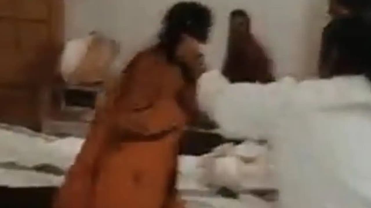 രോഗിയായ സ്ത്രീയുടെ മുടിക്കുത്തില്‍ പിടിച്ചുവലിക്കുന്ന നഴ്സ്; വിവാദമായി വീഡിയോ