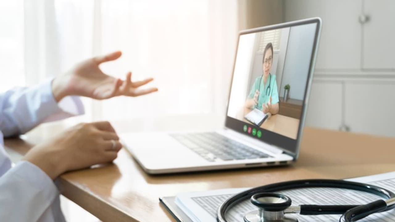 ഫേസ്ബുക്കിലെ വനിതാ ഡോക്ടര്, സത്യത്തില് 'പുരുഷന്', സ്ത്രീകളുടെ ജനനേന്ദ്രിയ ഫോട്ടോകള് ചോദിച്ചുവാങ്ങി ഫേസ്ബുക്കിലെ വനിതാ ഡോക്ടര്, സത്യത്തില് 'പുരുഷന്', സ്ത്രീകളുടെ ജനനേന്ദ്രിയ ഫോട്ടോകള് ചോദിച്ചുവാങ്ങി