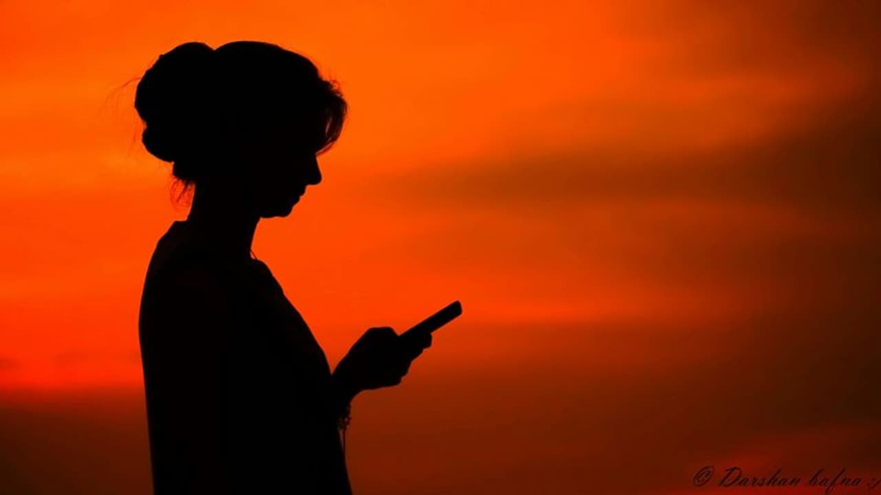 പോലീസ് ഹെല്പ്പ് ലൈന് നമ്പറില് വിളിച്ച് തമാശയും അശ്ളീലവും, യുവതി കുടുങ്ങി പോലീസ് ഹെല്പ്പ് ലൈന് നമ്പറില് വിളിച്ച് തമാശയും അശ്ളീലവും, യുവതി കുടുങ്ങി