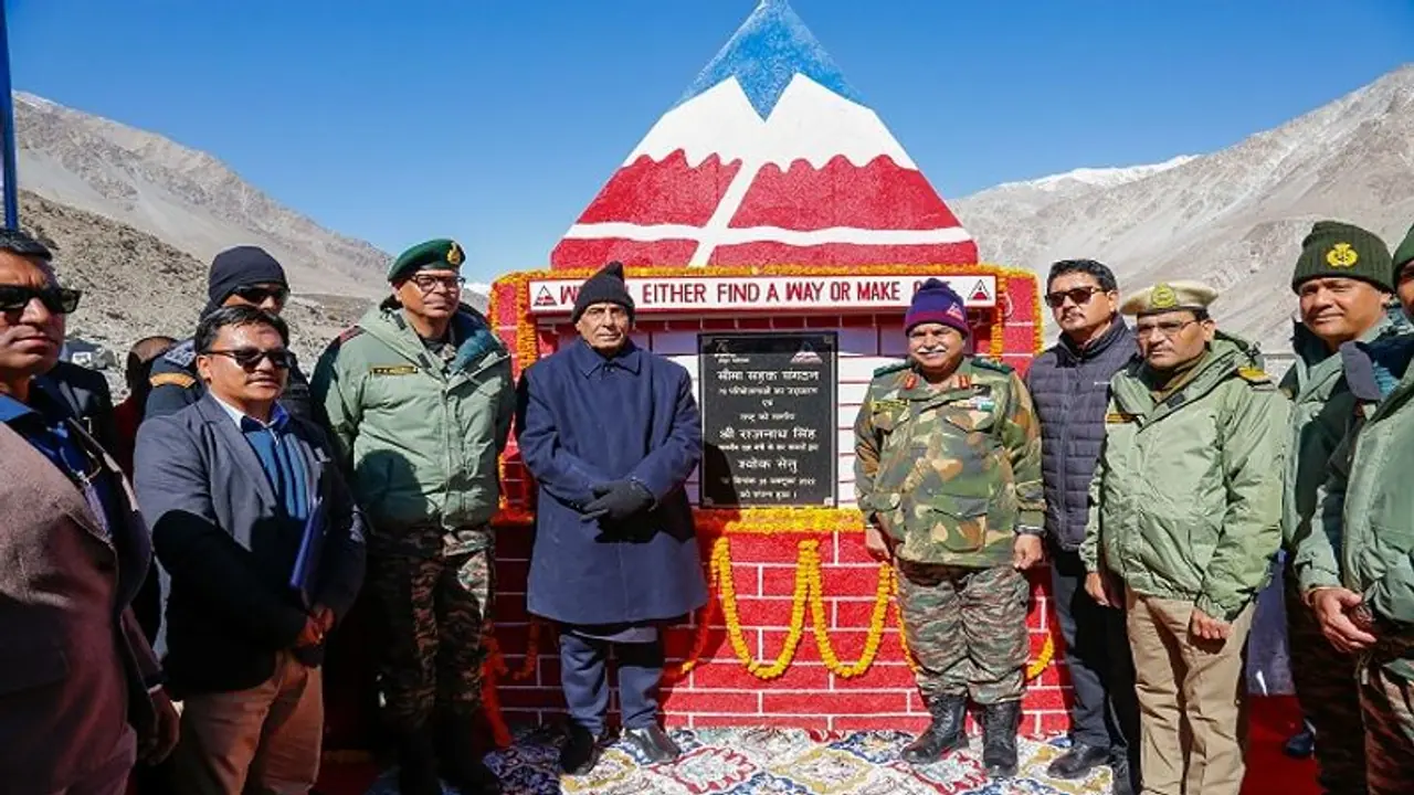 सीमाओं के पास इंफ्रास्ट्रक्चर प्रोजेक्ट्स पर तेजी से हो रहा काम, रक्षा मंत्री ने किया 75 परियोजनाओं का उद्घाटन