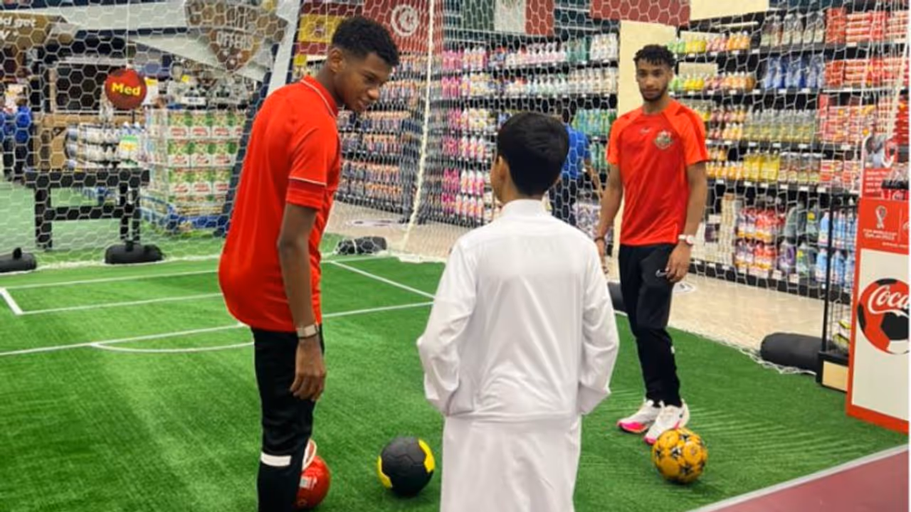 ഫുട്ബോള് ആരാധകര്ക്ക് പ്രിയ താരങ്ങളെ നേരിട്ടുകാണാന് അവസരമൊരുക്കി യൂണിയന് കോപ് ഫുട്ബോള് ആരാധകര്ക്ക് പ്രിയ താരങ്ങളെ നേരിട്ടുകാണാന് അവസരമൊരുക്കി യൂണിയന് കോപ്