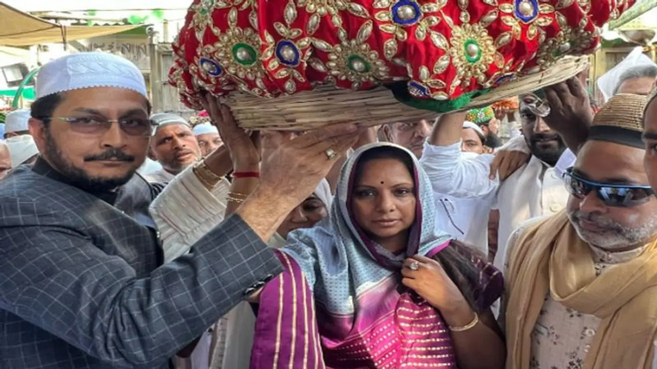 రాజస్థాన్ : అజ్మీర్ దర్గాలో కల్వకుంట్ల కవిత ప్రత్యేక పూజలు (వీడియో) రాజస్థాన్ : అజ్మీర్ దర్గాలో కల్వకుంట్ల కవిత ప్రత్యేక పూజలు (వీడియో)