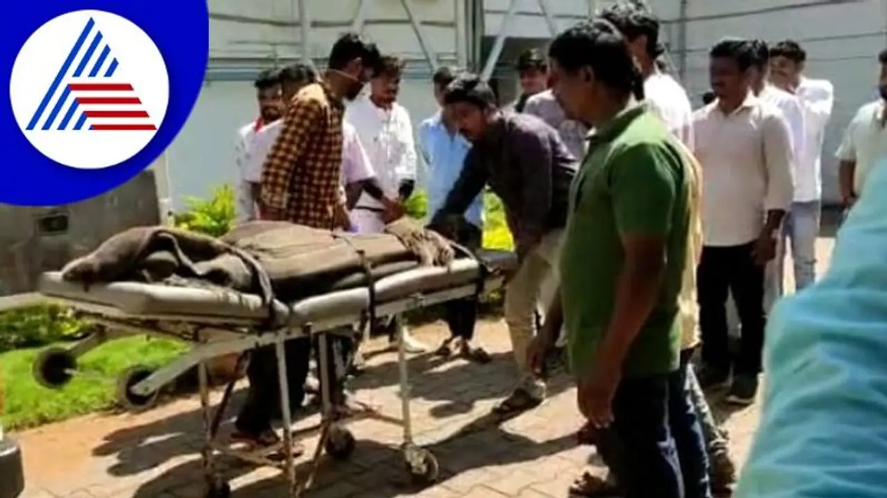 Uttara Kannada: ಚಿತ್ರಮಂದಿರ ನೌಕರನ ಪತ್ನಿಯ ಮೃತದೇಹ ಬಿಡಿಸಿಕೊಳ್ಳಲು ಸಹಾಯವಿತ್ತ ಅಪ್ಪು ಅಭಿಮಾನಿಗಳು Uttara Kannada: ಚಿತ್ರಮಂದಿರ ನೌಕರನ ಪತ್ನಿಯ ಮೃತದೇಹ ಬಿಡಿಸಿಕೊಳ್ಳಲು ಸಹಾಯವಿತ್ತ ಅಪ್ಪು ಅಭಿಮಾನಿಗಳು