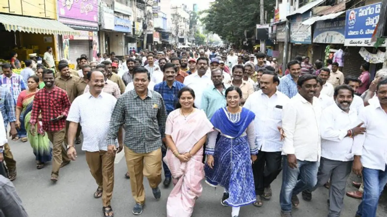 తిరుపతిలో రాయలసీమ ఆత్మ గౌరవ మహా ప్రదర్శన.. మూడు రాజధానులకు మద్దతుగా వైసీపీ భారీ ర్యాలీ.. తిరుపతిలో రాయలసీమ ఆత్మ గౌరవ మహా ప్రదర్శన.. మూడు రాజధానులకు మద్దతుగా వైసీపీ భారీ ర్యాలీ..