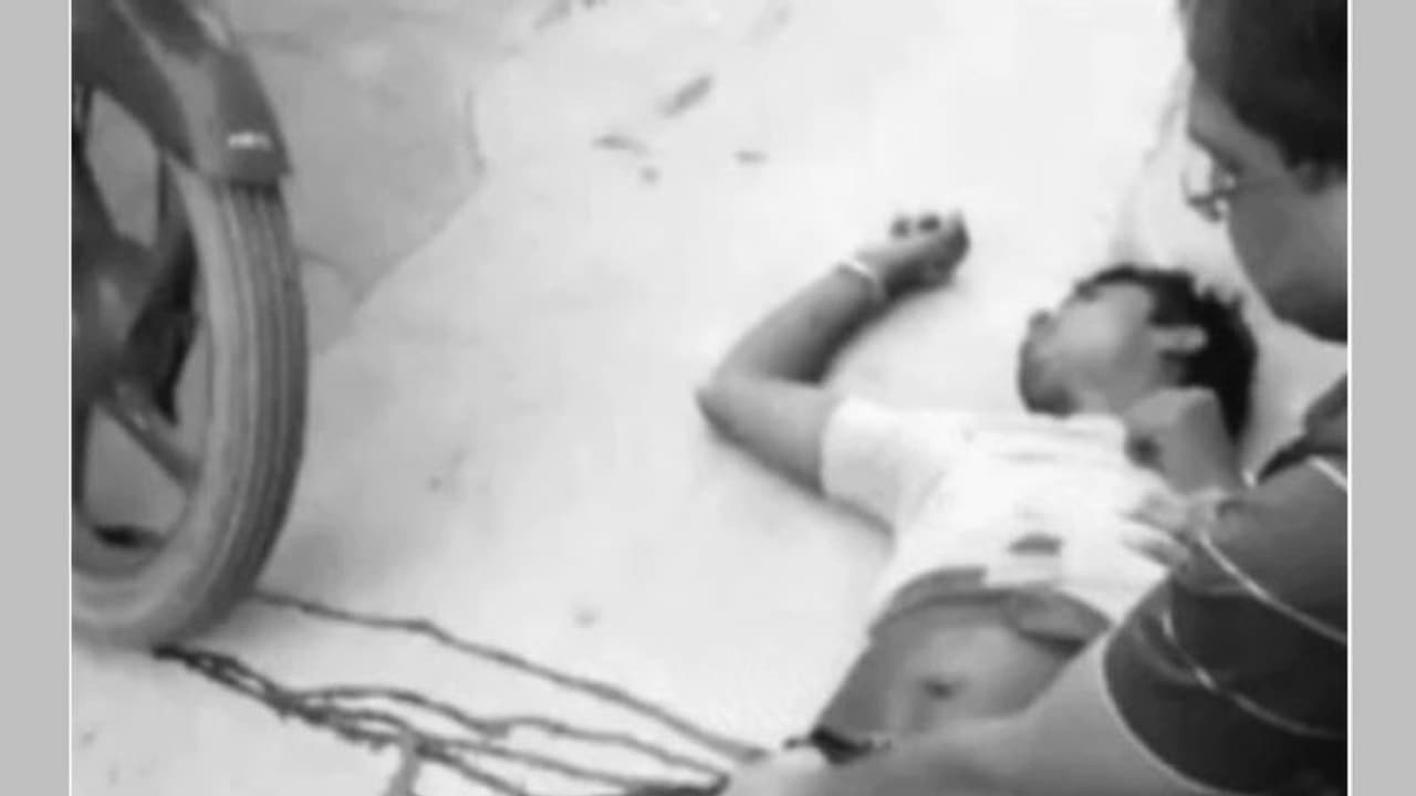 दिवाली की खुशी में ऐसा बम फोड़ा कि मिला जिंदगी भर का गम, परिवार का वंश अब नही बढ़ पाएगा आगे दिवाली की खुशी में ऐसा बम फोड़ा कि मिला जिंदगी भर का गम, परिवार का वंश अब नही बढ़ पाएगा आगे