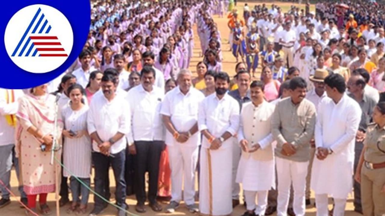 ಕಾಫಿನಾಡಲ್ಲಿ ಯಶಸ್ವಿ ಕೋಟಿ ಕಂಠ ಗಾಯನ: ಸಿ.ಟಿ.ರವಿ ಸಕತ್ ಡ್ಯಾನ್ಸ್ ಕಾಫಿನಾಡಲ್ಲಿ ಯಶಸ್ವಿ ಕೋಟಿ ಕಂಠ ಗಾಯನ: ಸಿ.ಟಿ.ರವಿ ಸಕತ್ ಡ್ಯಾನ್ಸ್