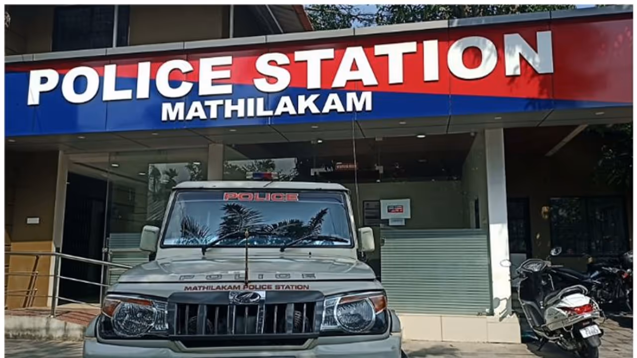 തൃശൂരിൽ ക്രിമിനൽ സംഘം എസ് ഐയെ ആക്രമിച്ച് പരിക്കേൽപിച്ചു, ജീപ്പ് തകർത്തു; 3 പേർ അറസ്റ്റിൽ