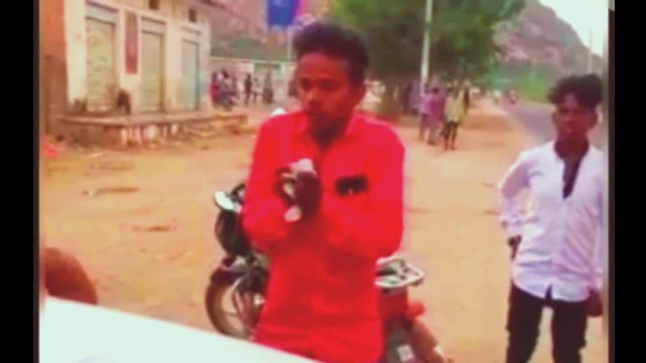 युवक की अजीब हरकतों ने बचा लिया चालान कटने से, पुलिस भी देखती रह गई नजारा, देखिए वायरल वीडियों... युवक की अजीब हरकतों ने बचा लिया चालान कटने से, पुलिस भी देखती रह गई नजारा, देखिए वायरल वीडियों...