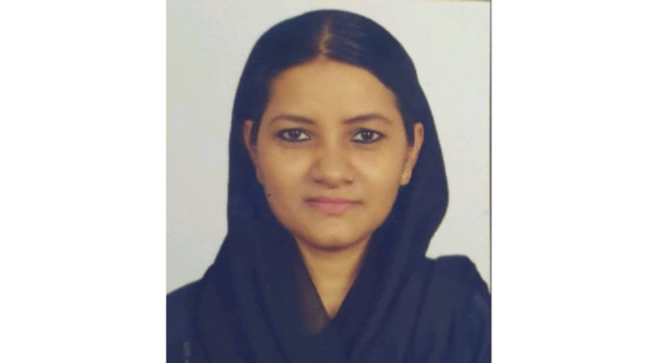 ചികിത്സയിൽ കഴിയുന്നതിനിടെ മരിച്ച പ്രവാസി വനിതയുടെ മൃതദേഹം നാട്ടിലേക്ക് കൊണ്ടുപോയി ചികിത്സയിൽ കഴിയുന്നതിനിടെ മരിച്ച പ്രവാസി വനിതയുടെ മൃതദേഹം നാട്ടിലേക്ക് കൊണ്ടുപോയി