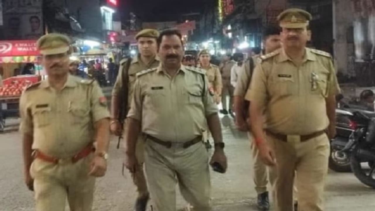 पीलीभीत: प्रेम विवाह की लगी कीमत तो आहत छात्रा ने मौत को लगाया गले, मृतका की मां ने लगाए गंभीर आरोप पीलीभीत: प्रेम विवाह की लगी कीमत तो आहत छात्रा ने मौत को लगाया गले, मृतका की मां ने लगाए गंभीर आरोप