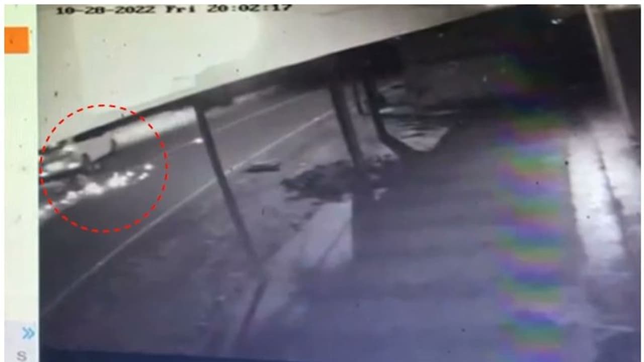 മലപ്പുറത്ത് നായ കുറുകെ ചാടി യുവാവിന് ദാരുണാന്ത്യം; അപകടം നിയന്ത്രണം വിട്ട ബൈക്ക് കാറിൽ ഇടിച്ച്