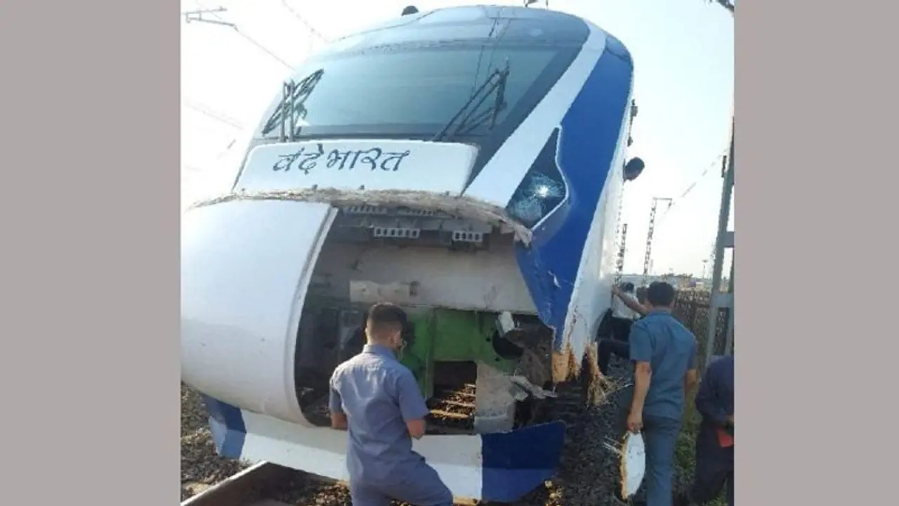 ಗೂಳಿಗೆ ಗುದ್ದಿ ಮತ್ತೆ ನುಜ್ಜುಗುಜ್ಜಾದ ವಂದೇ ಭಾರತ್‌ ಎಕ್ಸ್‌ಪ್ರೆಸ್‌ ರೈಲು..!