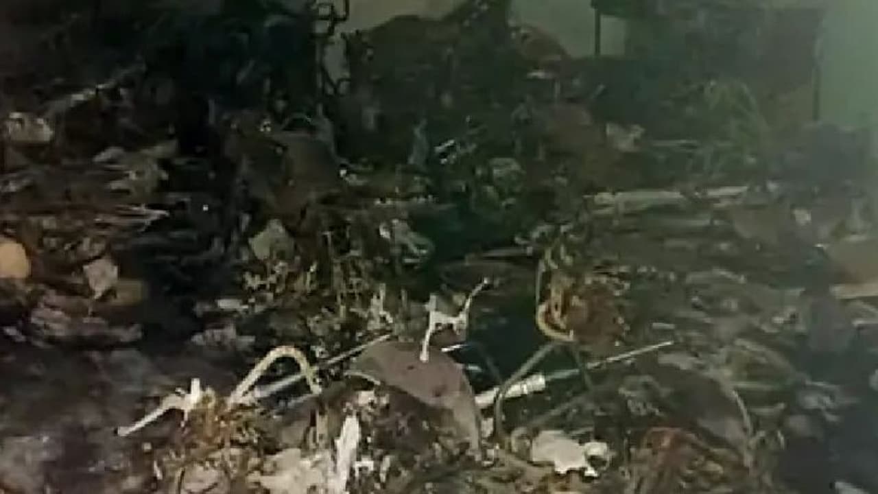 पलभर मे100 नई बाइक जलकर हुईं राख, आग इतनी विकराल की सब हो गया स्वाहा, देखिए भयानक वीडियो पलभर मे100 नई बाइक जलकर हुईं राख, आग इतनी विकराल की सब हो गया स्वाहा, देखिए भयानक वीडियो
