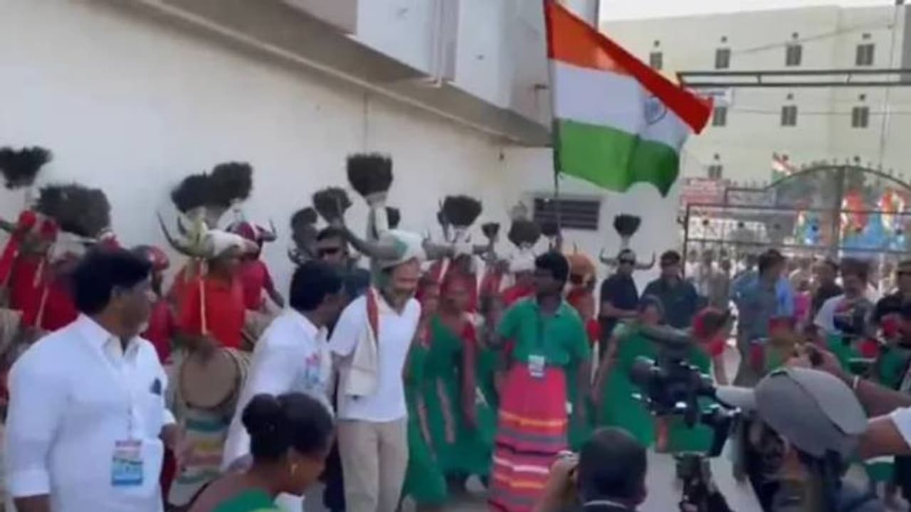 ഭാരത് ജോഡോ യാത്രയിൽ ഗോത്ര നൃത്തം ചെയ്ത് രാഹുൽ ഗാന്ധി, വീഡിയോ ഭാരത് ജോഡോ യാത്രയിൽ ഗോത്ര നൃത്തം ചെയ്ത് രാഹുൽ ഗാന്ധി, വീഡിയോ
