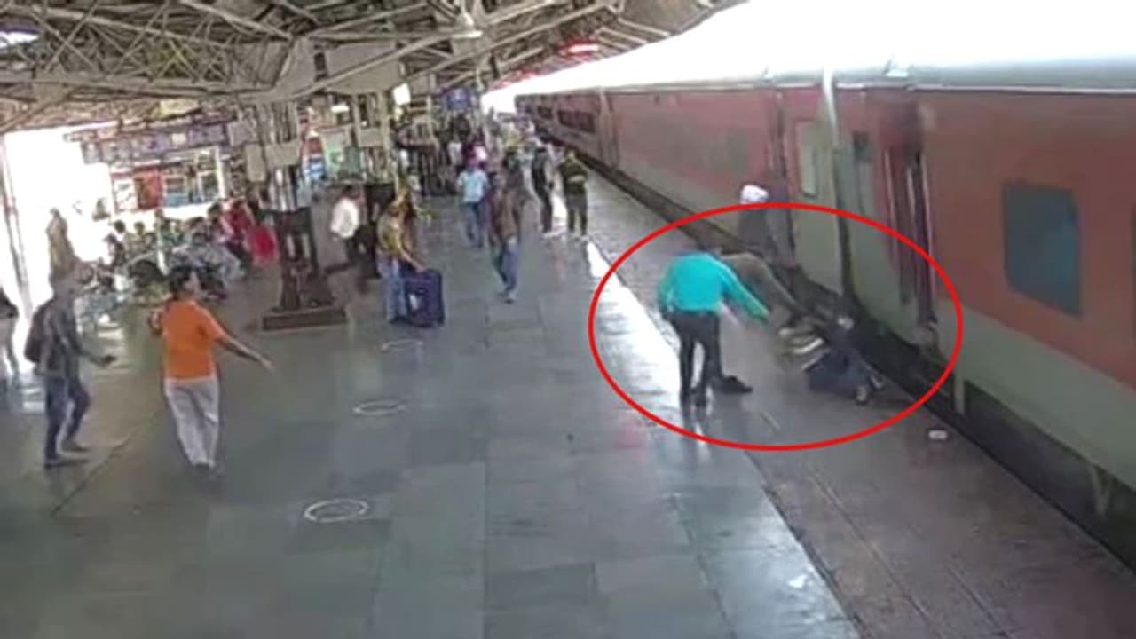 कोटा रेलवे पुलिसकर्मी के देवदूत अवतार का वीडियो: चलती ट्रेन से गिरी महिला को दूर खींच कर दे दी दूसरी जिंदगी कोटा रेलवे पुलिसकर्मी के देवदूत अवतार का वीडियो: चलती ट्रेन से गिरी महिला को दूर खींच कर दे दी दूसरी जिंदगी
